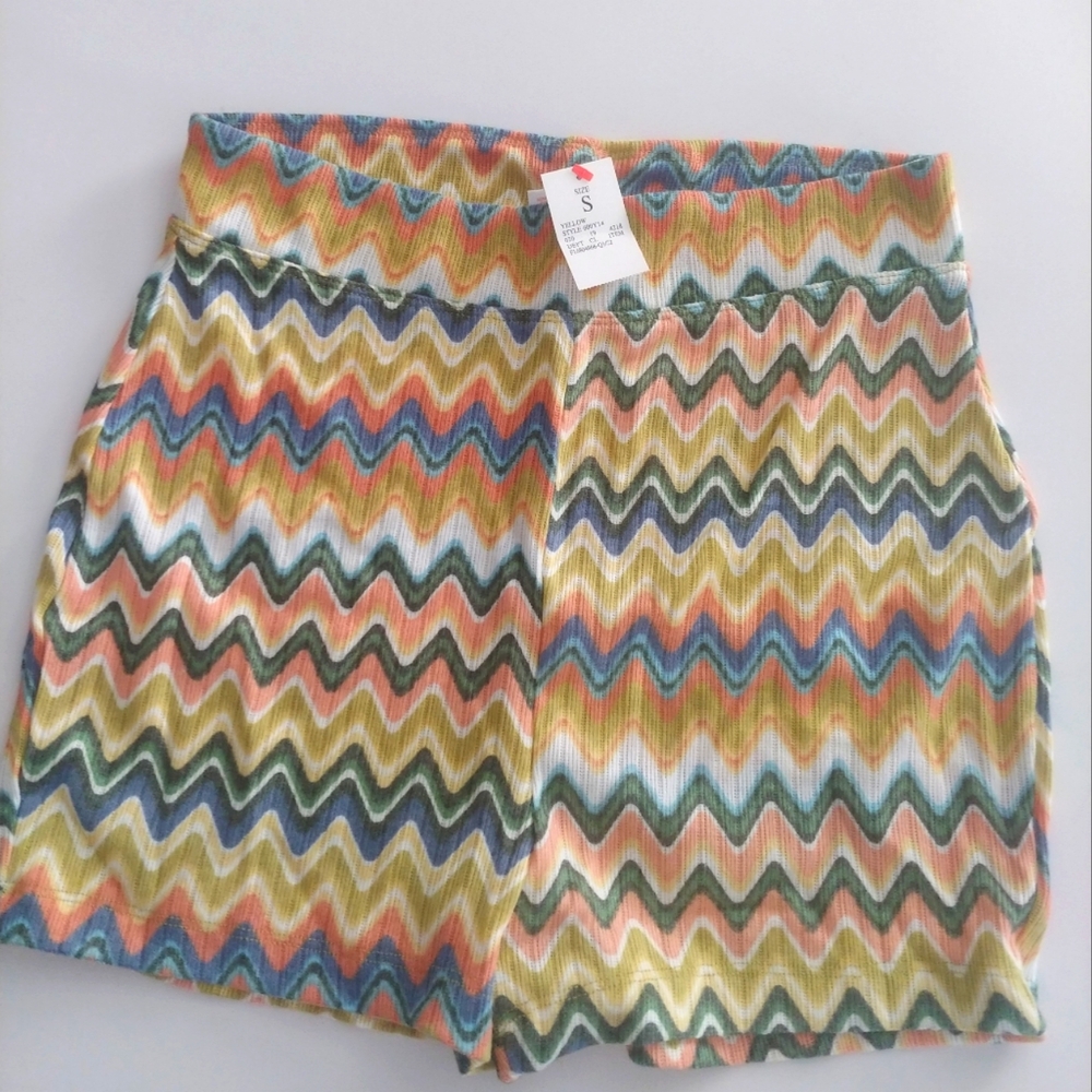 Multicolor Zigzag Short. Size S